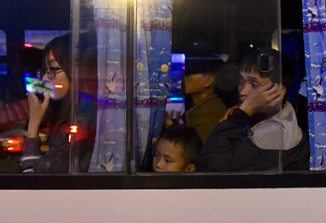 Người dân đi nghỉ Tết, đường phố Sài Gòn và Hà Nội kẹt cứng